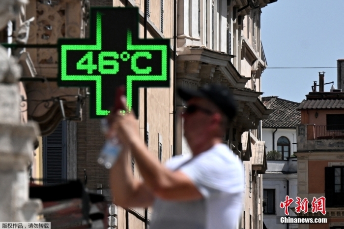 當?shù)貢r間2023年7月18日，意大利在羅馬，一名游客在藥店的指示牌上顯示了當前的室外溫度。