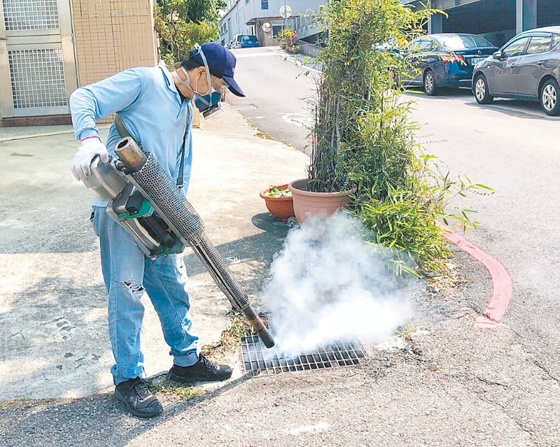 圖為臺中市衛(wèi)生局人員加強登革熱清消。（臺中市政府提供）.jpg