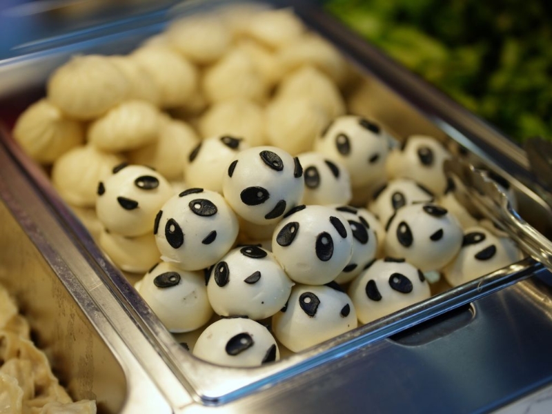 成都大運村運動員餐廳窗口供應(yīng)的熊貓造型豆包。新華社記者 鄭直 攝