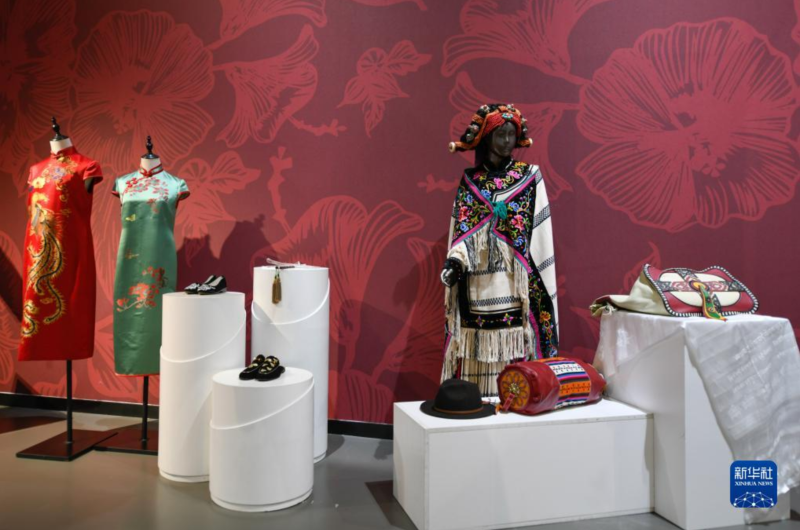 這是7月16日在大運村展覽中心內(nèi)拍攝的特色服飾展區(qū)。新華社記者 胥冰潔 攝