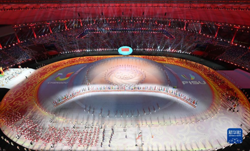 7月28日，中國大學(xué)生體育代表團在開幕式上入場。新華社記者 賈浩成 攝