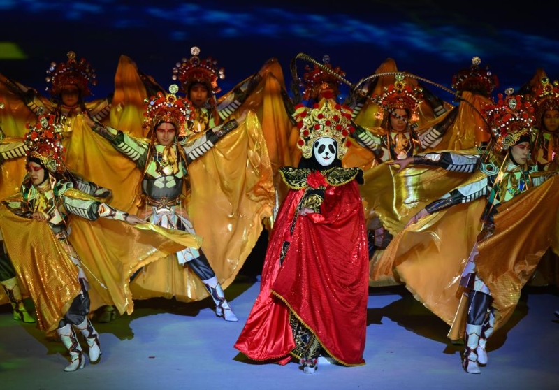 7月28日，演員在大運會開幕式上表演川劇變臉。新華社記者 吳剛 攝