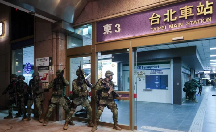 臺(tái)軍“漢光39號(hào)”演習(xí)，26日凌晨于臺(tái)北車(chē)站演練關(guān)鍵基礎(chǔ)設(shè)施防護(hù)，但“憲兵”在透明玻璃后方掩蔽的作為，卻飽受質(zhì)疑