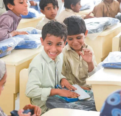 在中國和平發(fā)展基金會(huì)出資捐建的瓜達(dá)爾法曲爾學(xué)校，學(xué)生們收到新文具，十分開心。（謝文園 攝）