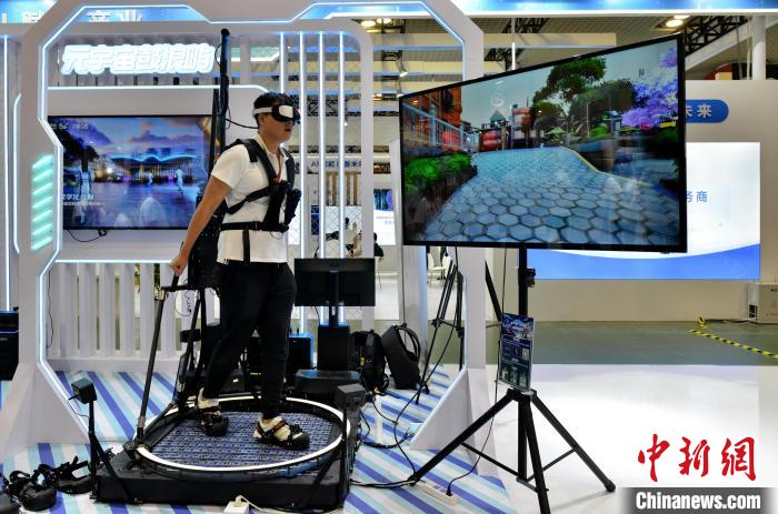 市民在數(shù)字文旅主題館體驗“元宇宙鼓浪嶼”。呂明 攝