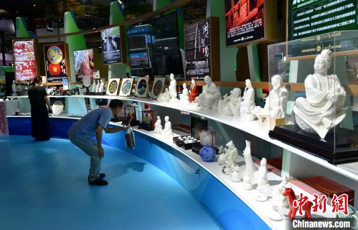 福建文創(chuàng)品吸引參觀者。呂明 攝