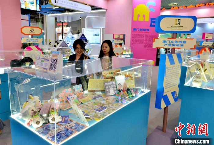 澳門館展示的文創(chuàng)品吸引參觀者。呂明 攝