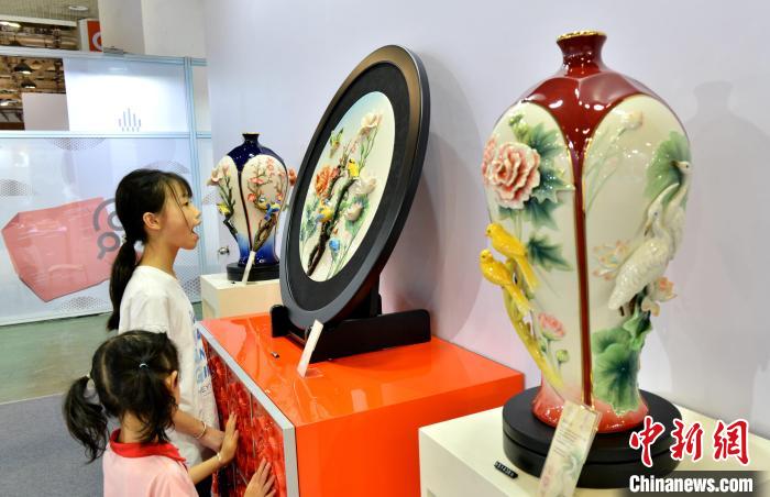 臺灣法藍瓷展區(qū)吸引小朋友參觀。呂明 攝