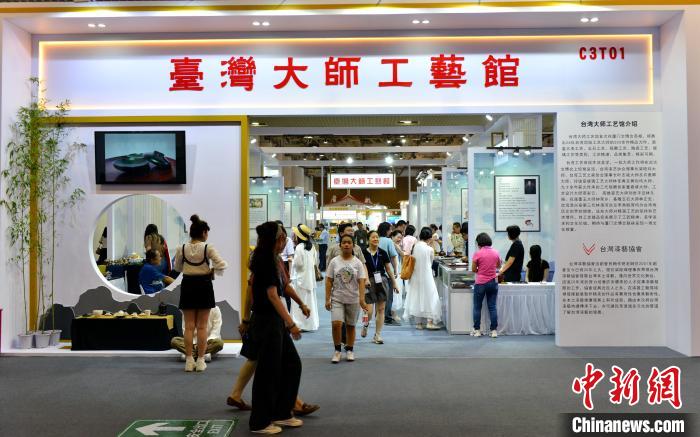 臺灣大師工藝館吸引市民參觀。呂明 攝