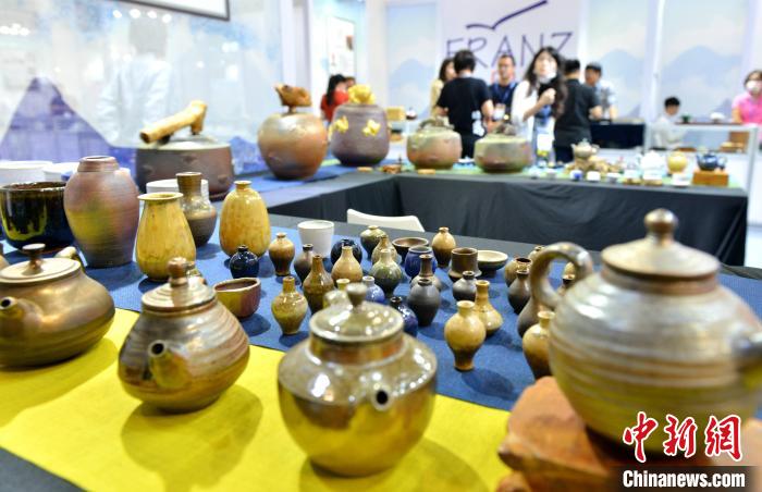 臺灣文創(chuàng)品吸引參觀者。呂明 攝