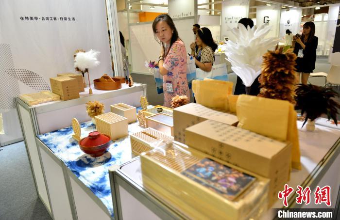 臺灣文創(chuàng)品吸引參觀者。呂明 攝1