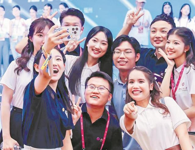 在第十一屆海峽青年節(jié)峰會(huì)上，兩岸青年合影留念。