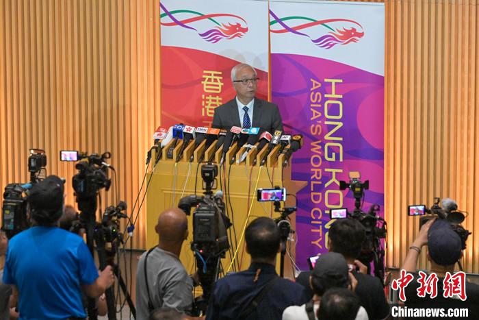 8月22日，香港特區(qū)政府環(huán)境及生態(tài)局局長謝展寰會見傳媒時表示，因應(yīng)日本福島核污染水排放計(jì)劃，由8月24日起，香港將禁止源自東京、福島、千葉、栃木、茨城、群馬、宮城、新潟、長野和埼玉10個都縣的水產(chǎn)品進(jìn)口。 <a target='_blank' href='/'>中新社</a>記者 陳永諾 攝