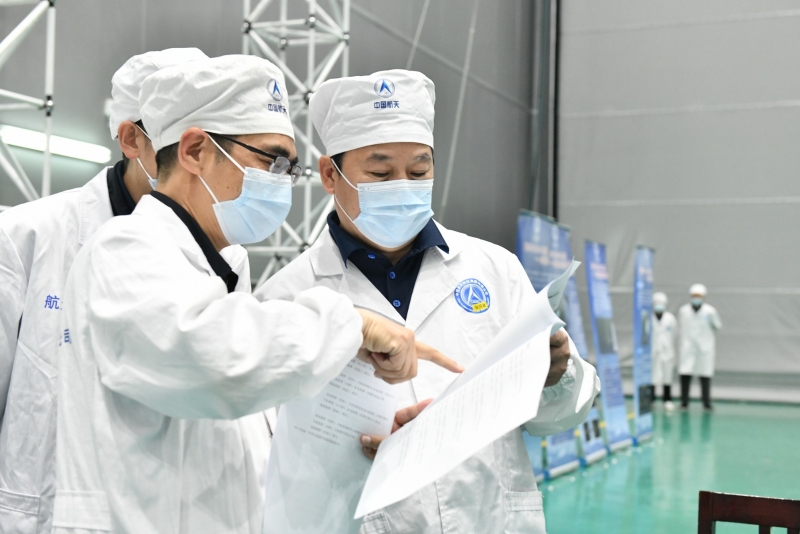 衛(wèi)星研制人員討論技術(shù)細(xì)節(jié)。（圖源：央視新聞）