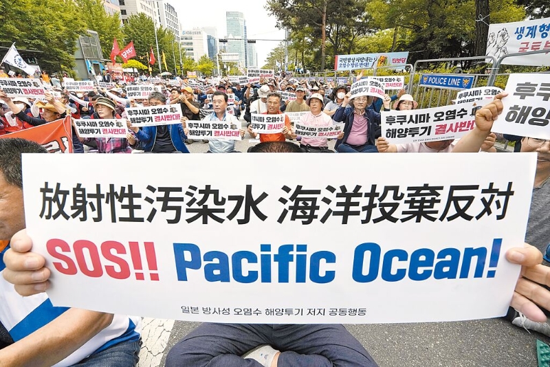 一向強烈反對福島核汙水排海的韓國環(huán)境、公民團體，昨日再度要求日本停止威脅生命的行為。圖為韓國漁民先前上街抗議的畫面。（美聯(lián)社）
