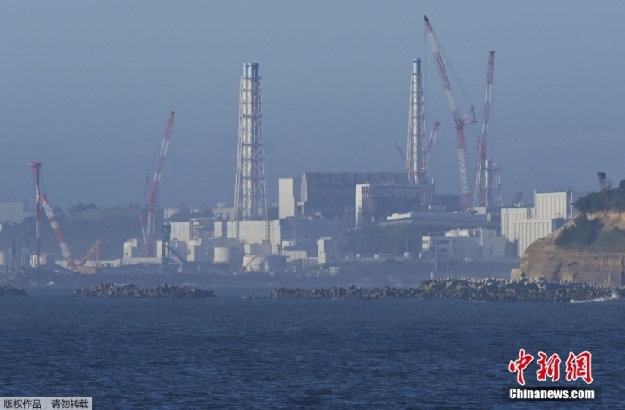 8月24日，從日本福島縣浪江町遠(yuǎn)眺因海嘯受損的福島第一核電站。北京時(shí)間8月24日12時(shí)左右，日本正式開(kāi)始排放福島第一核電站的核污染水。