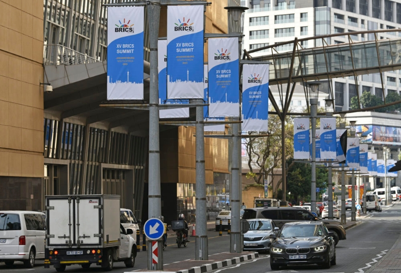 這是8月17日在南非約翰內(nèi)斯堡拍攝的金磚峰會(huì)條幅。（圖源：新華網(wǎng)）