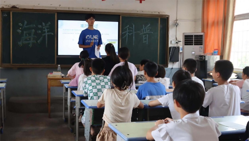 圖為給學生講海洋文化 劉乙霆攝 圖為給學生講海洋文化 劉乙霆攝