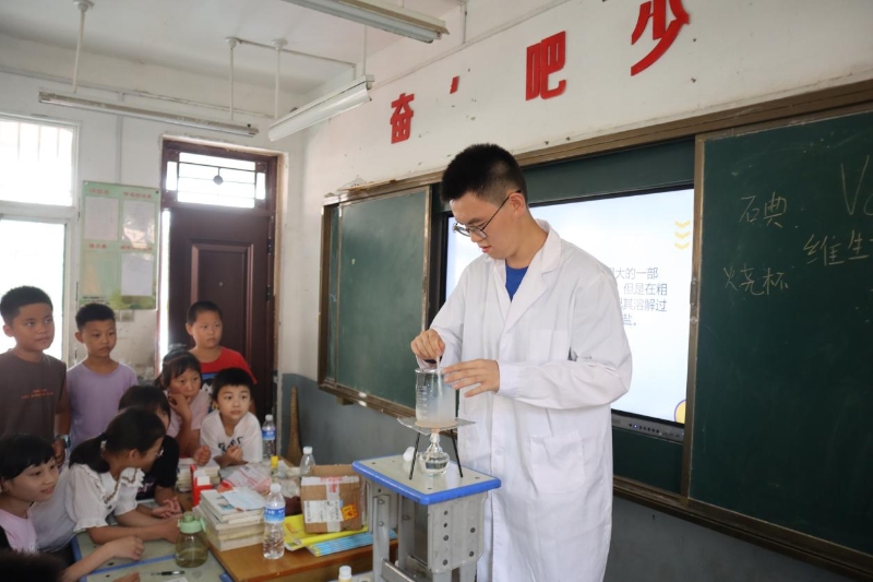 圖為支教團成員給學生們進行實驗展示 劉乙霆攝 圖為支教團成員給學生們進行實驗展示 劉乙霆攝