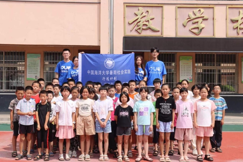 圖為支教團成員跟學生的合影 曹歷源攝 圖為支教團成員跟學生的合影 曹歷源攝