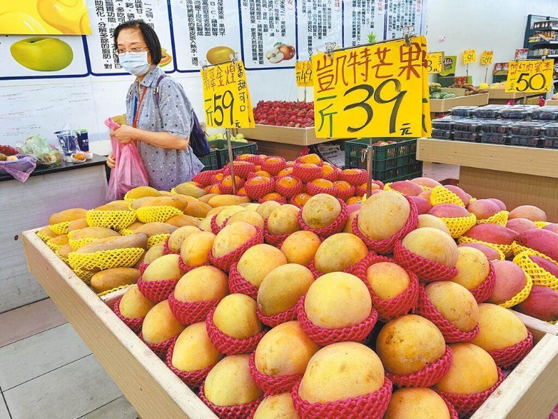 大陸海關總署日前宣布臺灣芒果因檢出病蟲害，即日已暫停輸入大陸。圖為臺北市一家水果店陳列不同品種本土芒果。（本報資料照／鄧博仁攝）.jpg