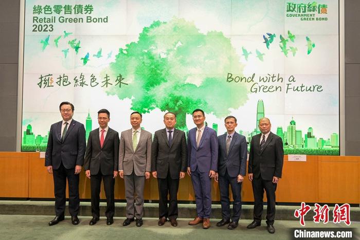 9月5日，香港特區(qū)政府舉行記者會，宣布發(fā)行新一批綠色零售債券，規(guī)模不少于150億港元，會視乎市場情況，考慮將發(fā)行額提高至最多200億港元。圖為香港特區(qū)政府財經(jīng)事務(wù)及庫務(wù)局局長許正宇(中)等出席記者會。 <a target='_blank' href='/'>中新社</a>記者 陳永諾 攝