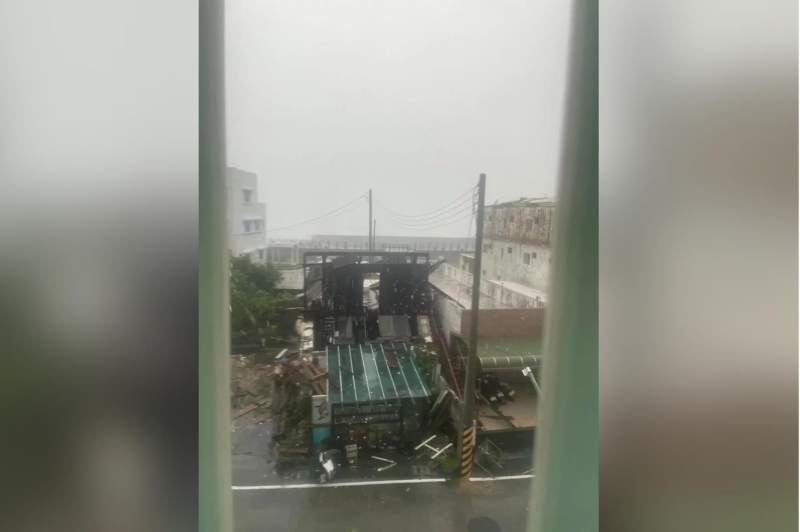 中颱?？行膶⒌顷懪_(tái)東，暴風(fēng)圈已經(jīng)籠罩整個(gè)綠島，帶來狂風(fēng)驟雨，其中測(cè)得瞬間最大陣風(fēng)達(dá)到14級(jí)，有1間民宿2樓木造加蓋屋頂，不敵強(qiáng)風(fēng)被整個(gè)吹消失，幸無人傷亡。圖／民眾提供