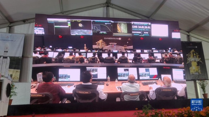 8月23日，在印度班加羅爾，一處大屏幕播放印度月球探測(cè)器相關(guān)直播畫面。（圖源：新華社）