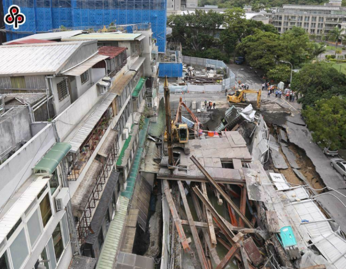 臺北市大直街94巷弄內(nèi)民宅因工地施工嚴(yán)重傾斜 臺北市大直街94巷弄內(nèi)民宅因工地施工嚴(yán)重傾斜