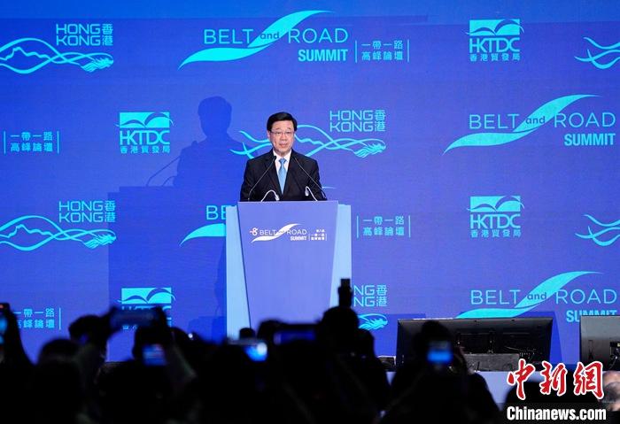 9月13日，第八屆“一帶一路”高峰論壇在香港會議展覽中心開幕。本次論壇適逢“一帶一路”倡議10周年，也是香港特區(qū)在疫情后首次以全實體的形式舉辦論壇，有近6000名來自多個國家及地區(qū)的人士登記參加，與會代表團多達100個，將簽署20份合作備忘錄，至少10個國家的政府高層代表會出席。圖為香港特別行政區(qū)行政長官李家超致開幕辭。 <a target='_blank' href='/'>中新社</a>記者 侯宇 攝