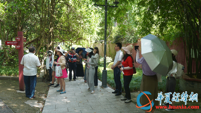 采訪團一行在浯溪碑林參訪。（攝影：虞鷹）