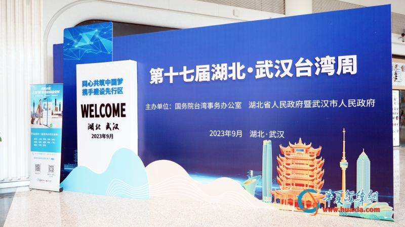 武漢-臺北航線順利復(fù)航 臺灣嘉賓落地武漢現(xiàn)場接受采訪 攝 黃楊