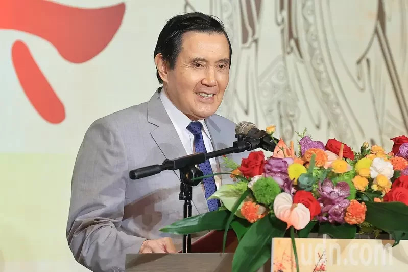 臺灣地區(qū)前領(lǐng)導(dǎo)人馬英九18日出席“教育大愛菁師獎”頒獎典禮，他公開批評“雙語政策”既無必要、也做不到。（圖源：臺灣《聯(lián)合報》）