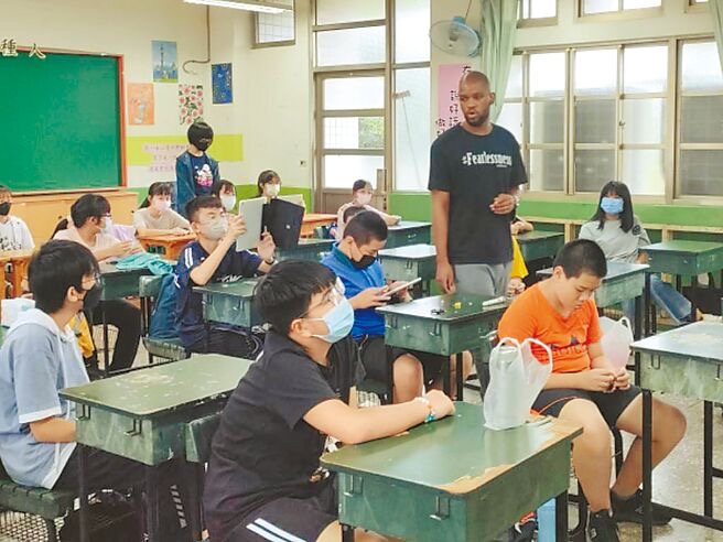 “雙語政策”執(zhí)行以來，師生叫苦連天且外界批評不斷。（圖源：臺灣“中時新聞網(wǎng)”）