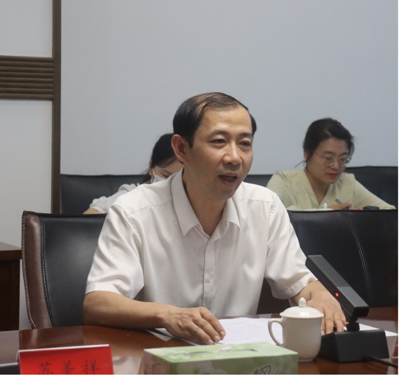 福建社會科學院副院長吳肇光研究員出席座談會并發(fā)言。