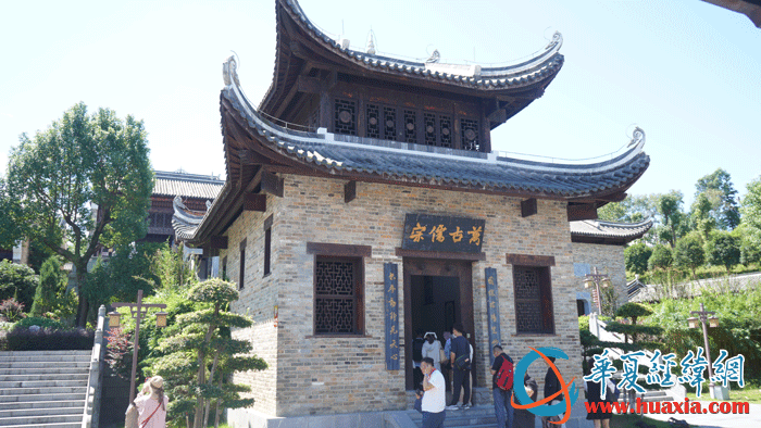 采訪團(tuán)一行走進(jìn)道縣濂溪書院暨濂溪祠。（攝影：虞鷹）