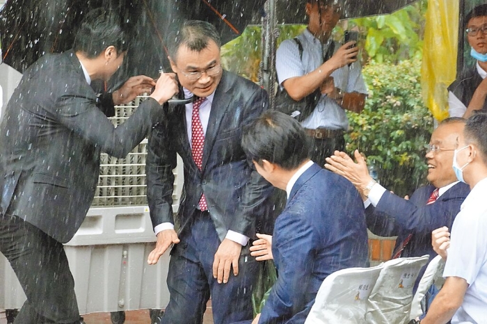 圖為臺(tái)當(dāng)局農(nóng)業(yè)部門8月1日掛牌成立，陳吉仲（中上）致詞時(shí)下大雨，也讓賴清德（中下）濕了半邊身