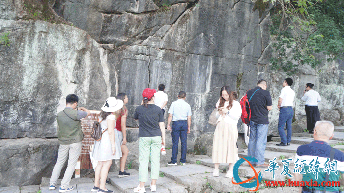 采訪團(tuán)一行訪江永縣上甘棠村。（攝影：虞鷹）