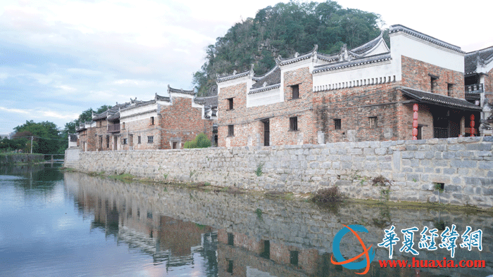 藍(lán)天白云下的上甘棠村景色宜人美如畫(huà)。（攝影：虞鷹）