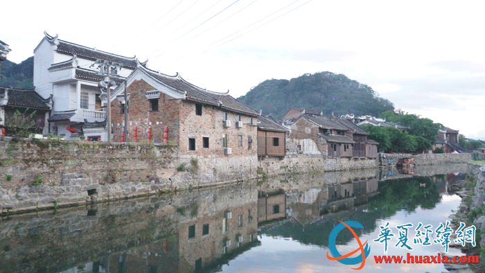 藍(lán)天白云下的上甘棠村景色宜人美如畫(huà)。（攝影：虞鷹）