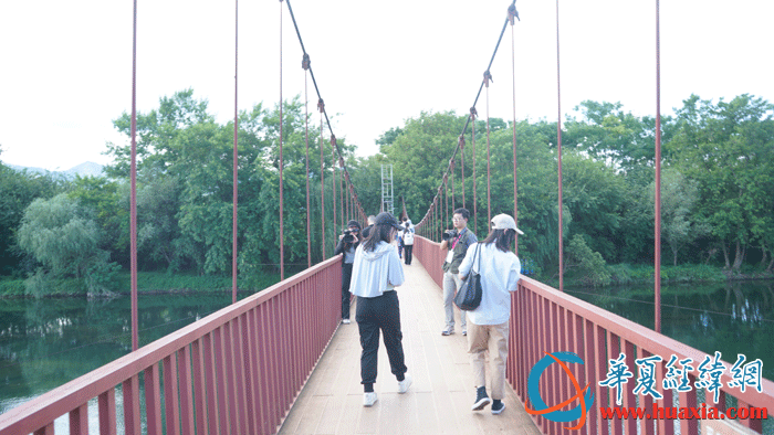 采訪團(tuán)一行走進(jìn)中國女書邨。（攝影：虞鷹）