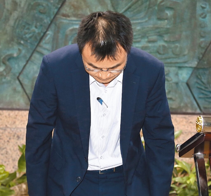 臺(tái)農(nóng)業(yè)部門負(fù)責(zé)人陳吉仲19日傍晚舉行記者會(huì)說(shuō)明項(xiàng)目進(jìn)口雞蛋議題，當(dāng)日晚間8點(diǎn)在臉書上宣布辭職。 圖片來(lái)源：臺(tái)灣“中時(shí)新聞網(wǎng)”