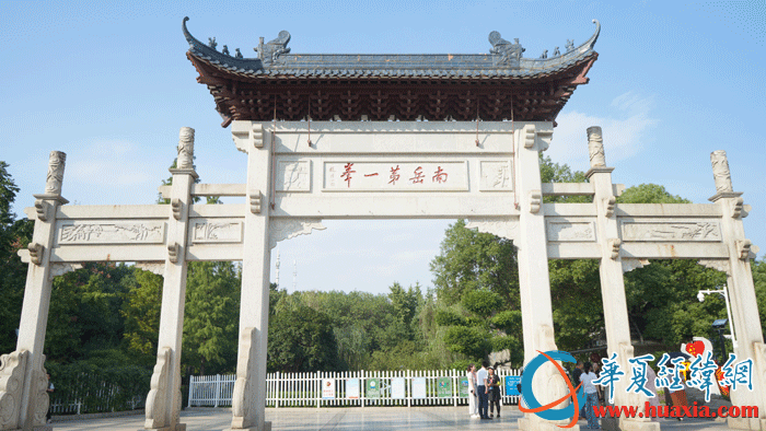 “南岳第一峰”牌坊。（攝影：虞鷹）