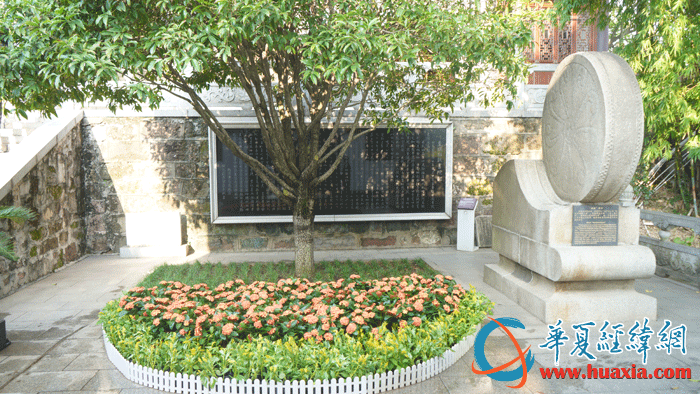 石鼓書院內(nèi)展示了《重修石鼓書院記》和石鼓，該石鼓為1965年建石鼓公園時鑿制。（攝影：虞鷹）