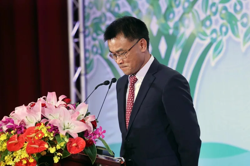 臺(tái)灣進(jìn)口蛋爭(zhēng)議不斷，請(qǐng)辭獲準(zhǔn)的臺(tái)當(dāng)局農(nóng)業(yè)部門負(fù)責(zé)人陳吉仲20日出席活動(dòng)致辭時(shí)突然哽咽落淚。（圖源：臺(tái)灣《聯(lián)合報(bào)》）