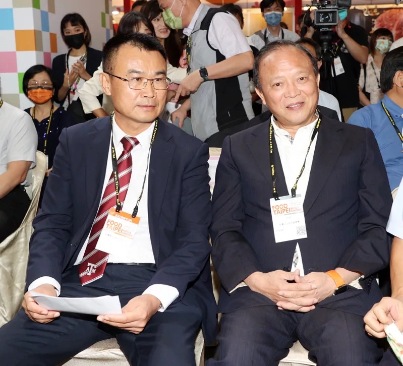 臺(tái)當(dāng)局農(nóng)業(yè)部門負(fù)責(zé)人陳吉仲（左）和臺(tái)灣“畜產(chǎn)會(huì)”董事長(zhǎng)林聰賢（右）雙雙請(qǐng)辭獲準(zhǔn)。（圖源：臺(tái)灣《聯(lián)合報(bào)》）