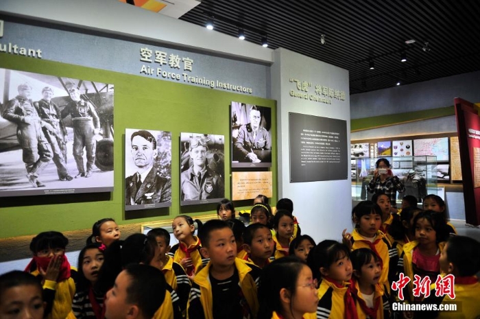 昆明小學(xué)生參觀飛虎隊(duì)紀(jì)念館