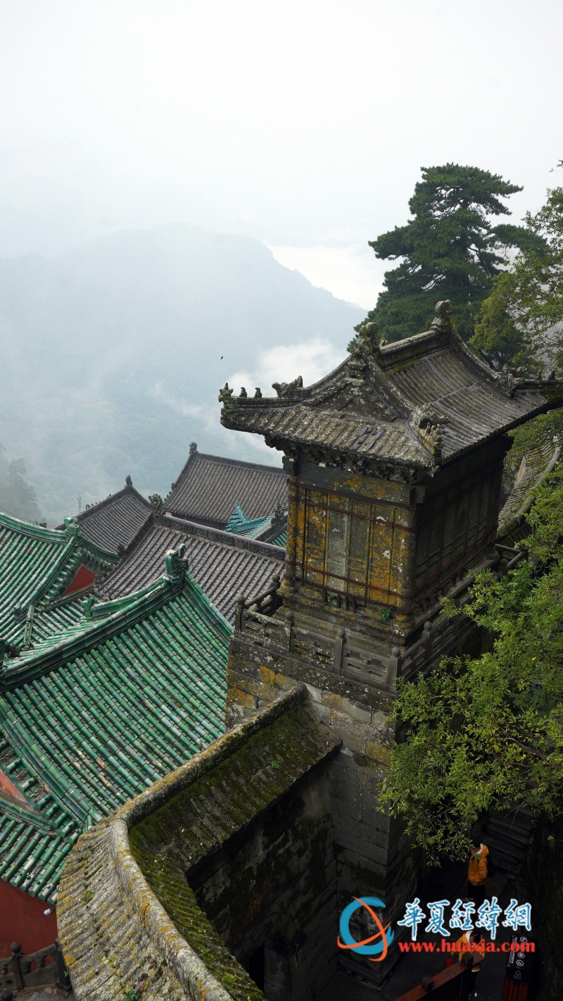 綠瓦紅墻看武當(dāng)山建筑之美 攝 黃楊 綠瓦紅墻看武當(dāng)山建筑之美 攝 黃楊