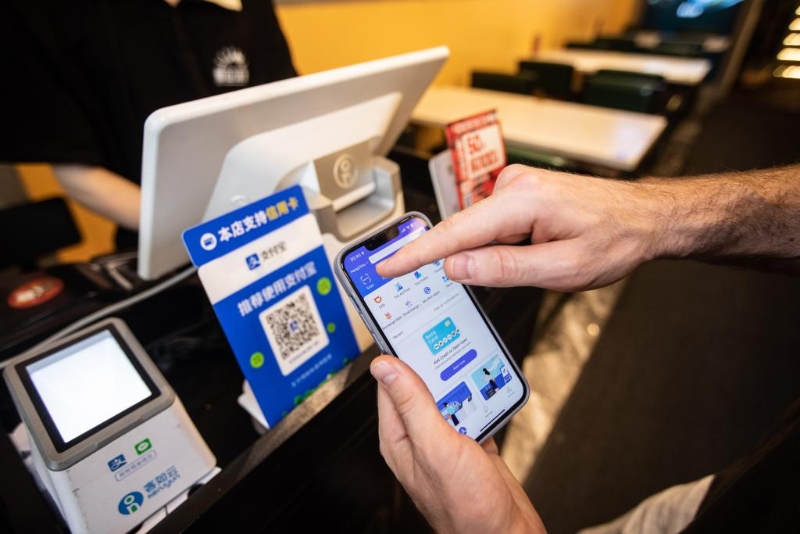 圖為外國(guó)游客在杭州使用電子支付軟件。（受訪者供圖）