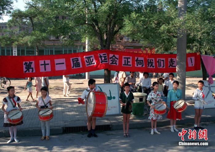 資料圖：北京兒童在街頭宣傳亞運會。<a target='_blank' href='/'>中新社</a>記者 任晨鳴 攝